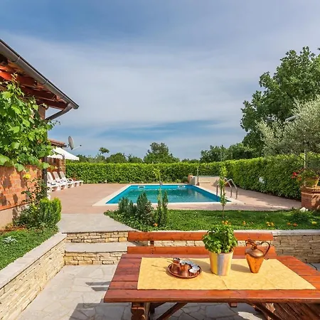 Complex With Pool Višnjan