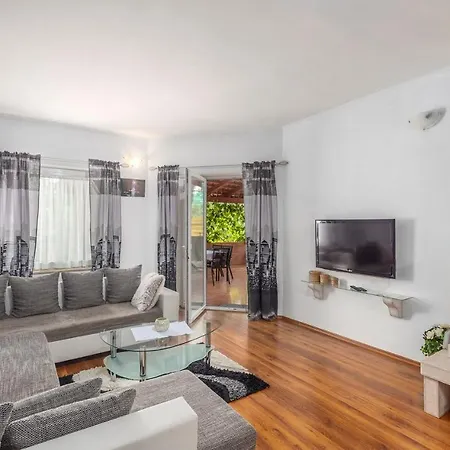 Complex With Pool Konukevi 3*