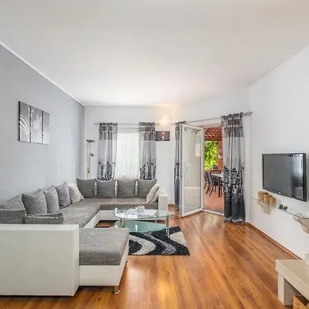 Complex With Pool Konukevi Višnjan