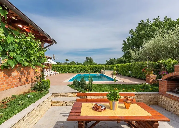 Complex With Pool Višnjan